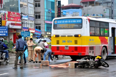 Xe buýt va xe máy, một phụ nữ mang bầu chết tại chỗ